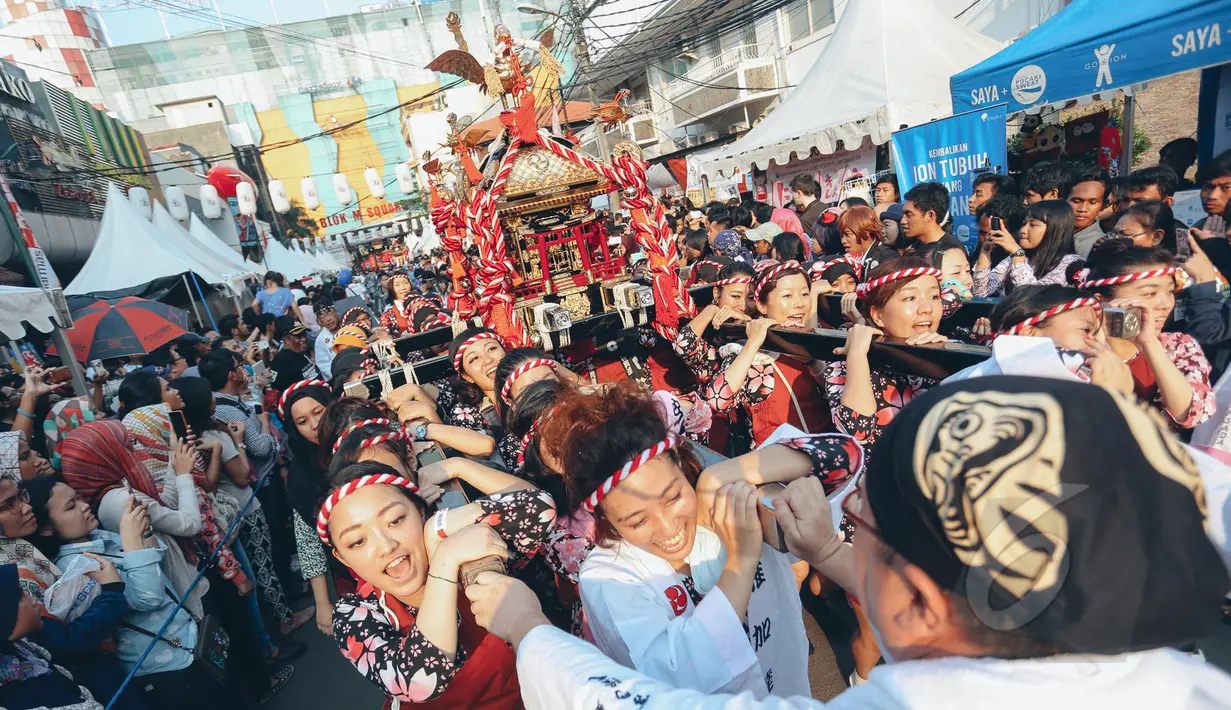 Festival Little Tokyo Ennichisai 2015 berhasil menyedot perhatian warga Jakarta, Minggu (10/5/2015). Festival tahunan ini tak hanya menyediakan hiburan, namun juga makanan Jepang. (Liputan6.com/Faizal Fanani)