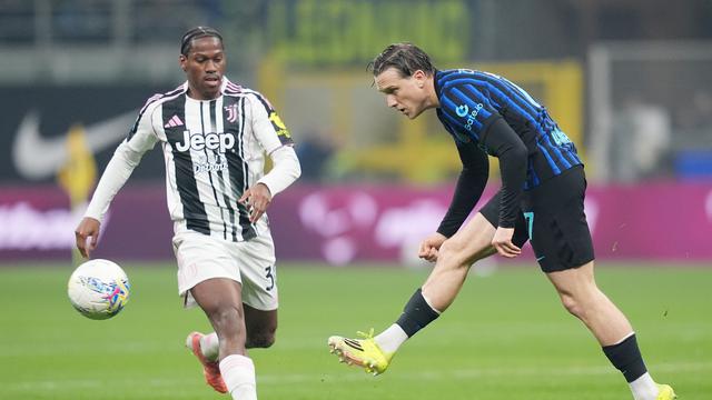 Duel Piotr Zielinski (kanan) dengan Jonathan David di laga Inter Milan vs Juventus di pekan ke-25 Liga Italia 2025/2026 di Giuseppe Meazza, Minggu (15/02/2026) dini hari WIB.