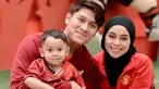 Baby L baru saja diubah namanya oleh Lesti dan Billar. Nama baby L kini menjadi Muhammad Levian Al Fatih. Potret ulang tahun sekaligus ganti nama ini digelar dengan dress code jersey bola. Lesti dan baby L pakai MU sementara Billar pakai Liverpool. (Liputan6.com/IG/lestikejora)
