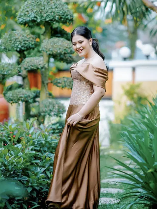 Ibu dua anak ini juga terlihat elegan dengan dress coklat off shoulder dari desainer Hendy Huang.[@ayanggkahiyang]