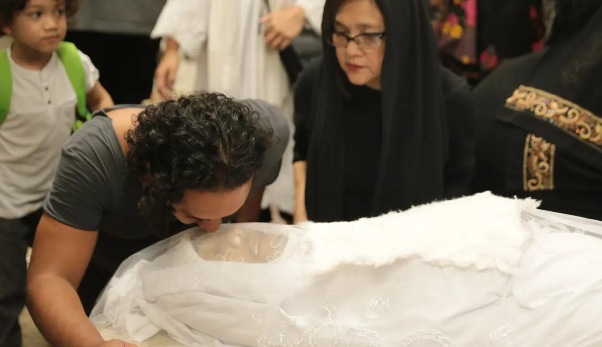 Setelah itu, sesuai dengan permintaan, jenazah Yocki akan langsung dikebumikan di TPU Karet Bivak, Jakarta Selatan, siang ini, berdampingan dengan makam sanak keluarganya. (Adrian Putra/Bintang.com)