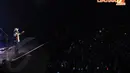 Bruno tampak menyapa para penggemarnya yang memadati konsernya di Mata Elang Internasional Stadium (MEIS), Ancol, Jakarta Utara Senin (24/3/2014) (Liputan6.com/Andrian M Tunay).