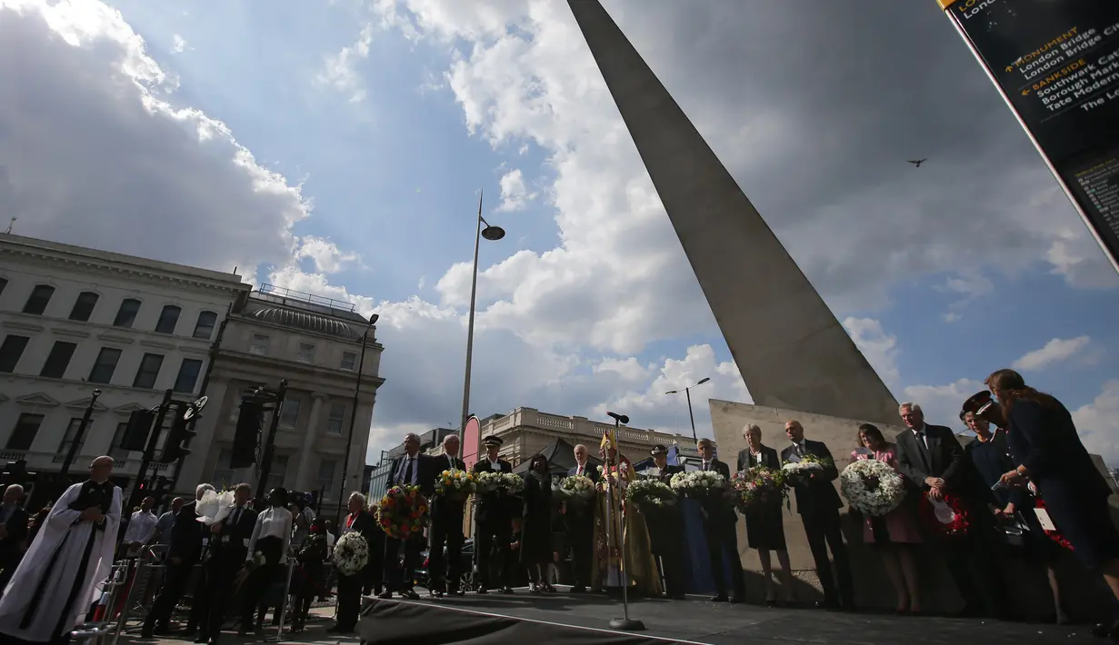Suasana upacara peringatan setahun serangan teror Jembatan London, di London Bridge, Inggris (3/6). Mereka melakukan upacara memperingati satu tahun pasca serangan teror dengan menggunakan pisau dan kendaraan di jembatan London. (AFP/Daniel Leal-Olivas)