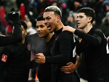 Pemain Aston Villa melakukan selebrasi setelah Morgan Rogers mencetak gol kemenangan 2-1 ke gawang West Ham pada laga lanjutan putaran ketiga Piala FA di Villa Park, Brimingham, Inggris, Minggu (11/01/2025). (AFP/Ben Stansall)