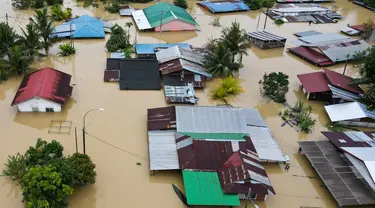 Tampilan udara menunjukkan rumah-rumah yang terendam banjir di Yong Peng, negara bagian Johor Malaysia, Sabtu (4/3/2023). Sedikitnya empat orang tewas dan hampir 41.000 orang dievakuasi di Malaysia setelah  banjir yang disebabkan oleh hujan deras yang "tidak biasa" berlangsung berhari-hari melanda beberapa negara bagian, pejabat kata 4 Maret. (Photo by Mohd RASFAN / AFP)