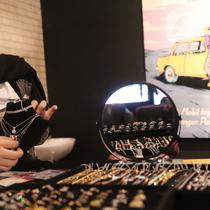 Petugas menunjukkan emas perhiasan yang dijual di Galeri 24, Jakarta, Selasa (15/12/2020). Harga emas hasil produksi PT Aneka Tambang Tbk (Antam) atau emas Antam kini turun Rp 1.000 per gram menjadi Rp 951 per gram pada perdagangan, Selasa (15/12). (Liputan6.com/Angga Yuniar)