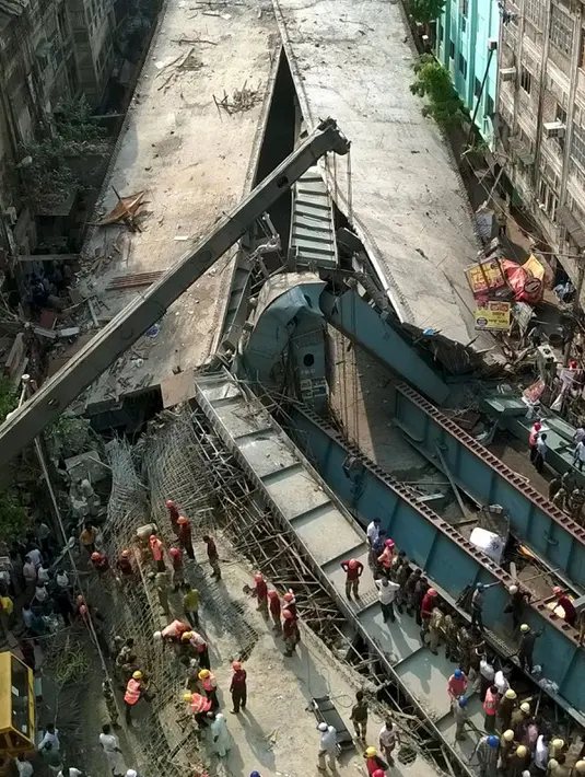 Sebuah jalan layang yang tengah dalam proses pembangunan di Kolkata, India, tiba-tiba ambruk dan menimpa lalu lintas jalan di bawahnya, Kamis (31/3). Setidaknya 10 orang tewas dan sekitar 150 orang lainnya tertimpa reruntuhan. (REUTERS/Rupak De Chowdhuri)