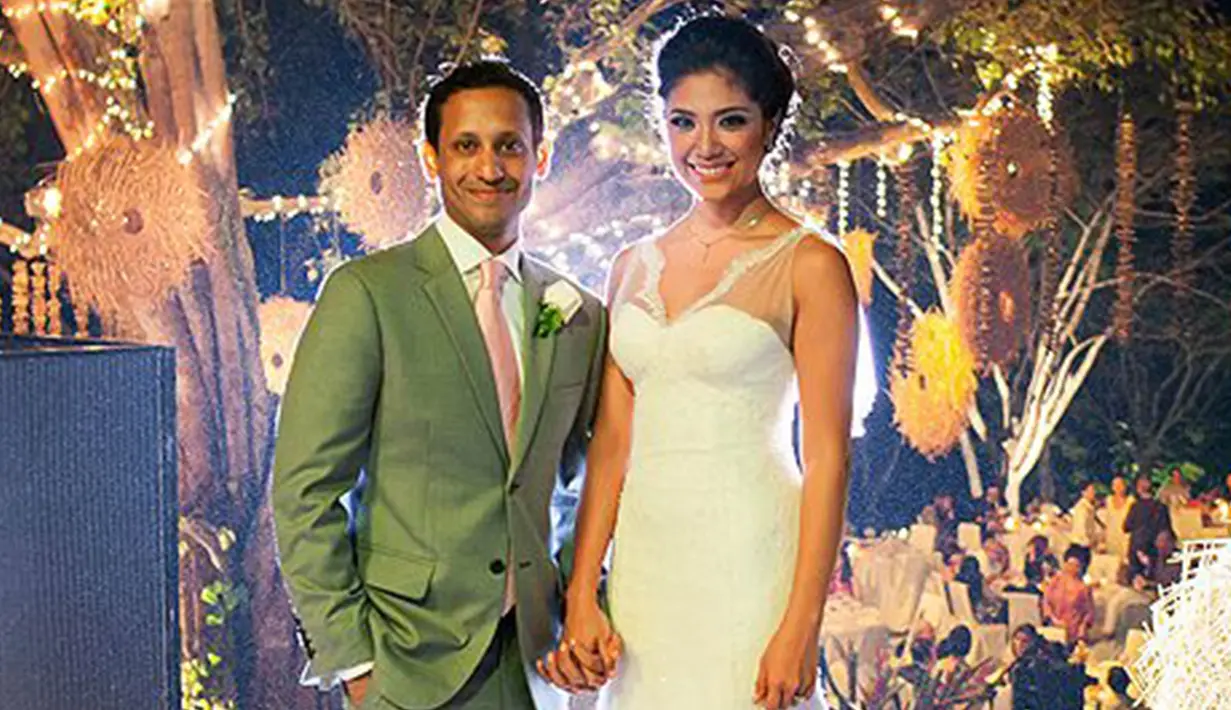 Nadiem Makarim menikah dengan Franka Franklin pada Juni 2014 di Bali. Pernikahan mereka mengusung konsep garden party yang membuat pasangan ini lebih dekat. (Liputan6.com/FB/@sarimakkiphotography)