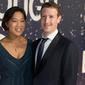 CEO Facebook  Mark Zuckerberg dan sang istri, Priscilla Chan  (Photo by [Peter Barreras]/Invision/AP)