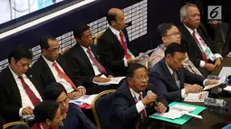 Menko Perekonomian Darmin Nasution bersama sejumlah menteri memberi keterangan pers RAPBN 2019 di Media Center Asian Games, JCC Jakarta, Kamis (16/8). Pada konpers tersebut nilai Rupiah dipatok Rp 14.400/US dalam RAPBN 2019. (Liputan6.com/Fery Pradolo)