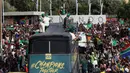 Timnas Afrika Selatan menyapa warga saat parade kemenangan Piala Dunia Rugby 2019 di Kota Johannesburg, Afrika Selatan, Kamis (7/11/2019). Timnas Afrika Selatan meraih gelar juara Piala Dunia Rugby 2019 setelah mengalahkan Inggris di final. (AP Photo/Themba Hadebe)