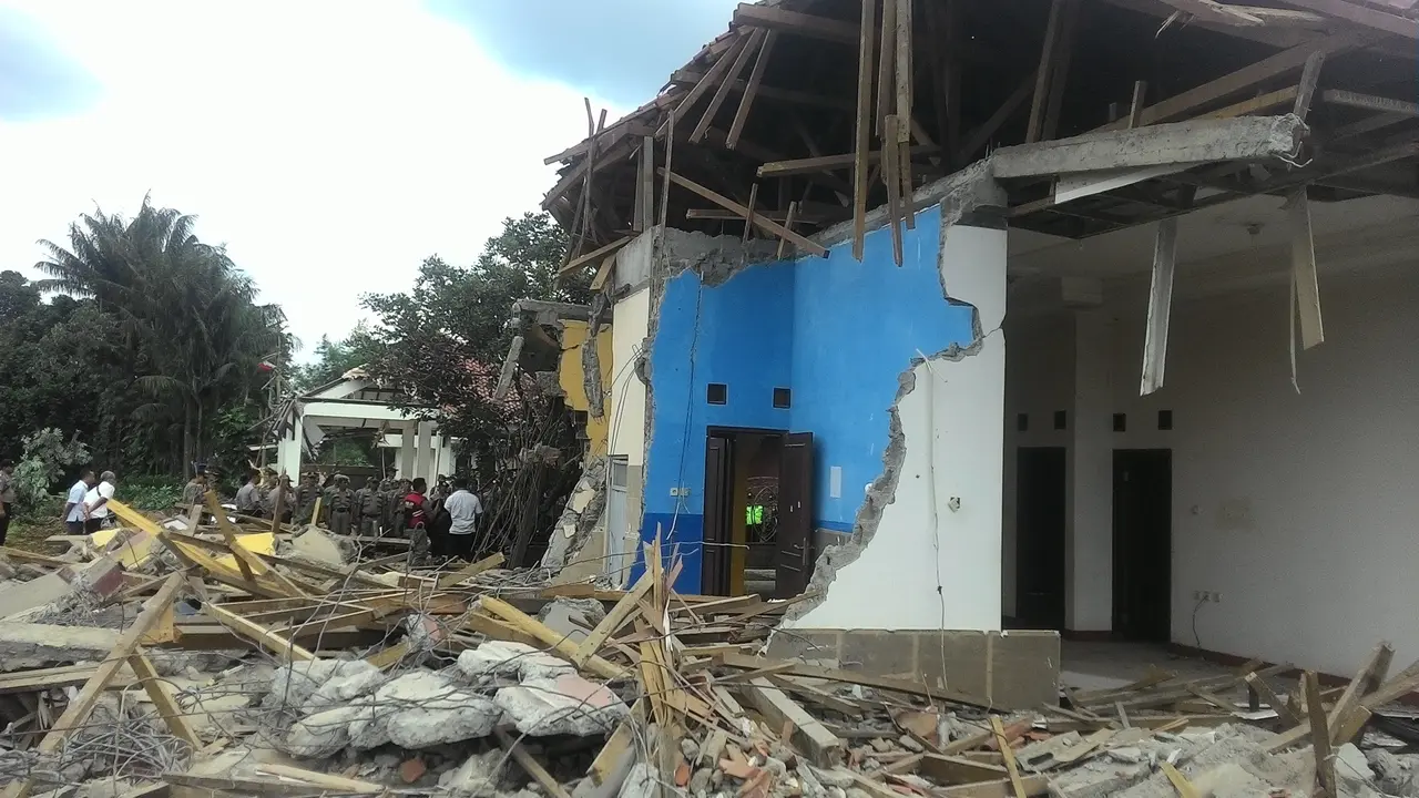 5 rumah di Bogor di Bongkar paksa karena menolakharga jual yang diajukan tim pembebasan lahan pembangunan Tol  Bogor-Ciawi-Sukabumi (Bocimi) (Liputan6.com/Achmad Sudarno)