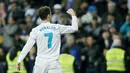 Striker Real Madrid, Cristiano Ronaldo, melakukan selebrasi usai mencetak gol ke gawang Real Sociedad pada laga La Liga di Stadion Santiago Bernabeu, Sabtu (10/2/2018). Real Madrid menang 5-2 atas Real Sociedad. (AP/Francisco Seco)