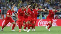 Para pemain Inggris merayakan kemenangan atas Kolombia pada babak 16 besar Piala Dunia di Stadion Spartak, Moskow, Selasa (3/7/2018). Inggris menang 1-1 (4-3) atas Kolombia. (AP/Ricardo Mazalan)