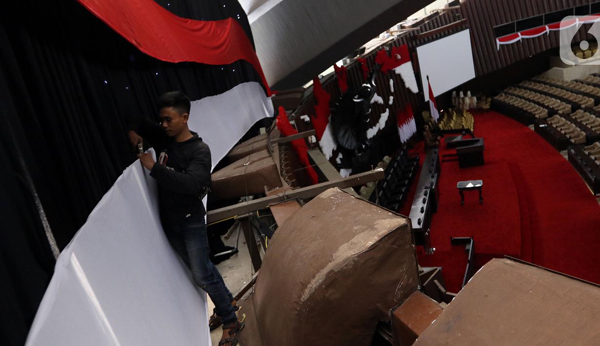 Pekerja mempercantik Ruang Rapat Paripurna I dengan Bendera Merah Putih di kompleks Parlemen MPR-DPR RI, Senayan, Jakarta, Rabu (16/10/2019). Ruang paripurna DPR tampak dihias menjelang pelantikan presiden dan wapres terpilih pada 20 Oktober mendatang. (Liputan6.com/Johan Tallo)