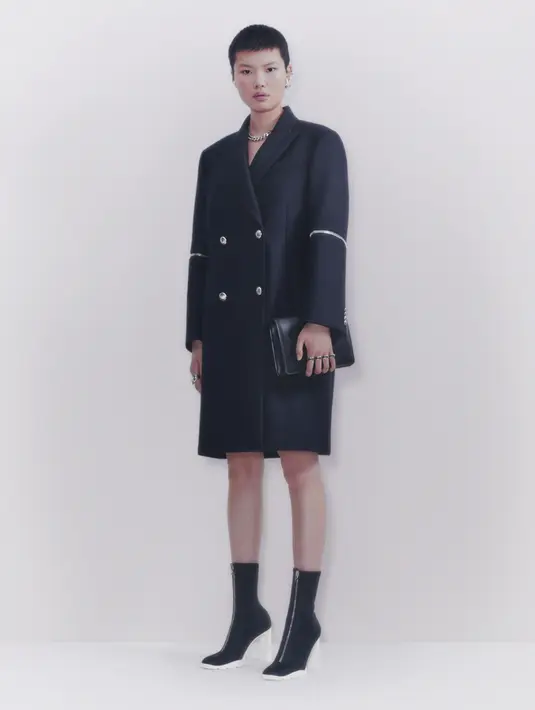 Mantel double-breasted warna hitam wol dengan kancing militer perak.