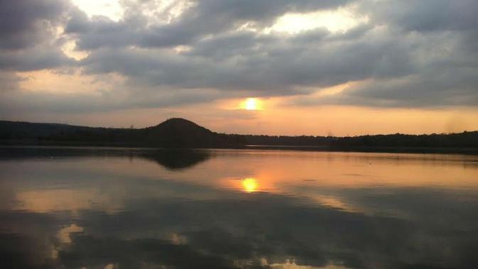 Salah satu pemandangan senja yang ada di Waduk Setupatok Cirebon. Foto (Liputan6.com / Panji Prayitno)