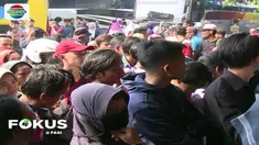 Para penumpang terlihat mengantre di depan loket perusahaan oto bus untuk mendapatkan tiket.