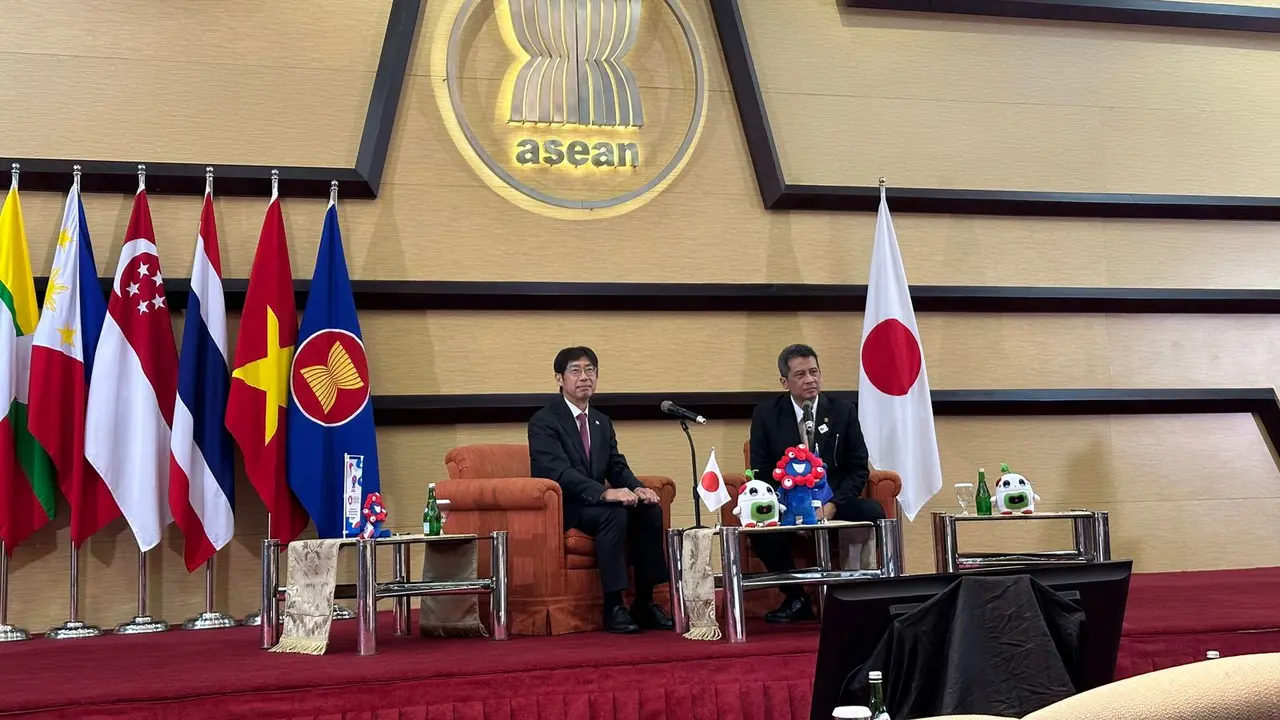 Duta Besar Jepang untuk ASEAN Kiya Masahiko (kiri) dan Wakil Sekretaris Jenderal ASEAN untuk Urusan Komunitas dan Korporasi Nararya Soeprapto (kanan) dalam konferensi pers di Sekretariat ASEAN, Jakarta, Rabu (9/4/2025).