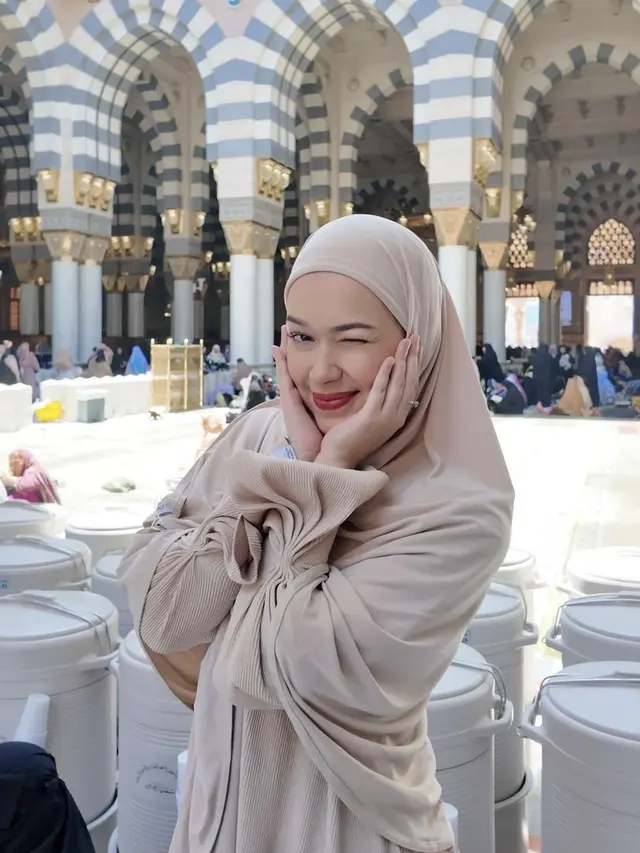 Tampilan Rebecca Klopper saat Umrah. [@rklopperr]
