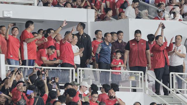 Usai Menyaksikan Langsung, Presiden Jokowi Turun ke Lapangan Sapa Pemain Timnas Indonesia