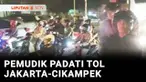 Jalan tol Jakarta-Cikampek, Karawang, Jawa Barat dipadati kendaraan pemudik pada Senin malam.