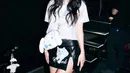 Jennie BLACKPINK semakin manis dengan tampilan minimalis. Rok hitam dari kulit yang dikenakannya memiliki detail slit dan ia padukan dengan kaus kaki panjang berwarna abu-abu, serta alas kaki hitam.