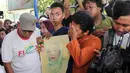 Salah satu kerabat menangis sambil memegang foto semasa hidup komedian Betawi Nur Sarinuri atau lebih dikenal Mpok Nori seusai dimakamkan di TPU Pondok Ranggon, Jakarta Timur, Jumat (3/4/2015). (Liputan6.com/Helmi Afandi)