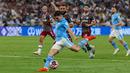 Pemain Manchester City, Julian Alvarez berusaha mencetak gol ke gawang Fluminense pada laga final Piala Dunia Antarklub 2023 di King Abdullah Sports City, Jeddah, Arab Saudi, Sabtu (23/12/2023) dini hari WIB. (AFP/Giuseppe Cacace)