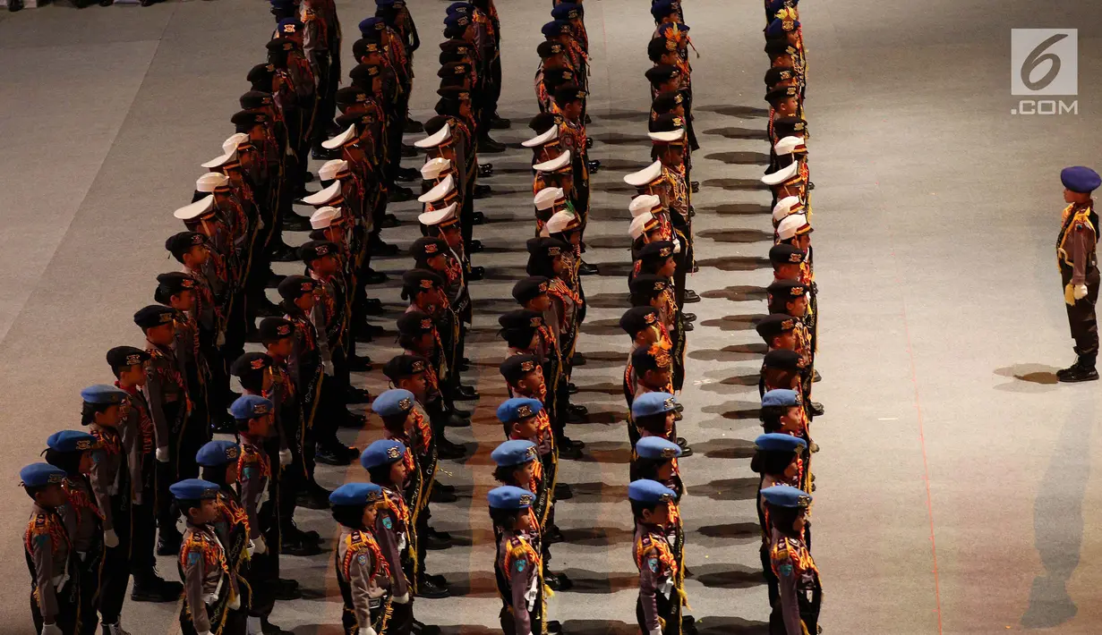 Polisi cilik berbaris saat meramaikan peringatan HUT Bhayangkara ke-72 di Istora, Senayan, Jakarta, Rabu (11/7). Presiden Jokowi bertindak selaku inspektur upacara. (Liputan6.com/Johan Tallo)