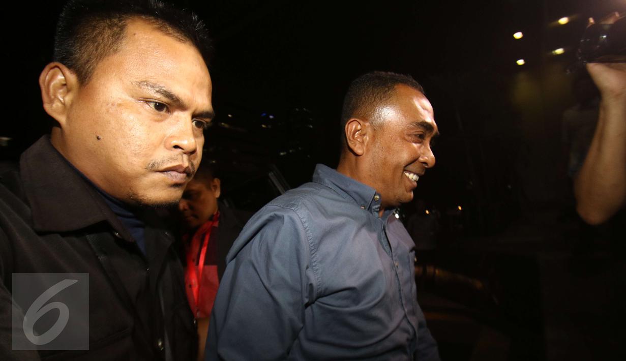 Bupati Buton, Samsu Umar Abdul Samiun berjalan menuju Gedung KPK, Jakarta, Rabu (25/1). Samsu Umar akan diperiksa terkait kasus penyuapan terhadap bekas Ketua Mahkamah Konstitusi (MK) Akil Mochtar. (Liputan6.com/Helmi Afandi)