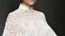 Seorang model berpose di atas catwalk mengenakan karya Sebastian Gunawan dengan labelnya Votum, saat peragaan busana IPMI Trend Show 2017, Jakarta, Kamis, (10/11). (Liputan6.com/Yoppy Renato)