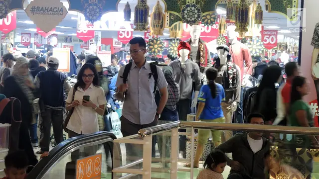 Pusat Perbelanjaan Diserbu Pengunjung