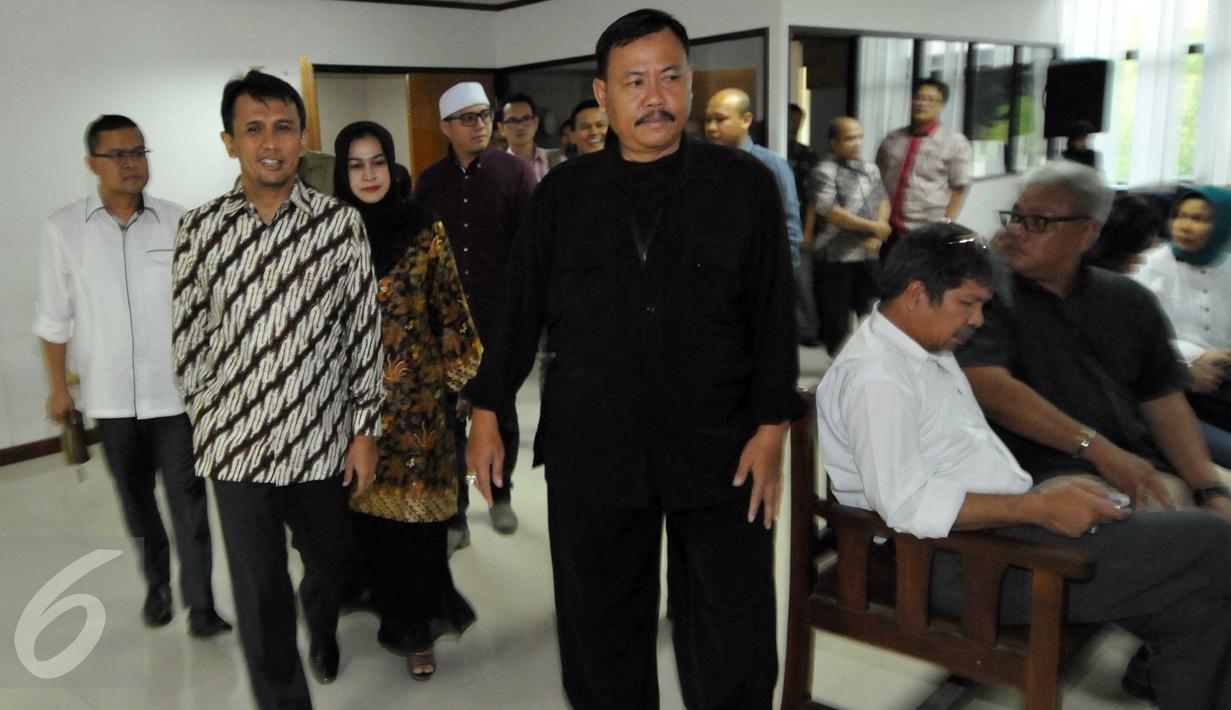 Gubernur Sumut Nonaktif Gatot Pujo Nugroho (kedua kiri) dan Evy Susanti (ketiga kiri) jelang bersaksi di Pengadilan Tipikor, Jakarta, Kamis (22/10/2015). Gatot dan Evy memberi kesaksian terkait kasus Dana Bansos Pemprov Sumut (Liputan6.com/Helmi Afandi)