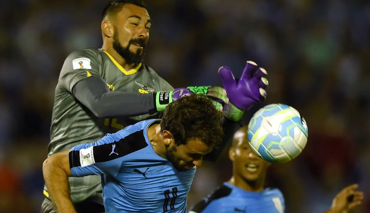 Kiper Ekuador, Esteban Dreer, berusaha menghalau serangan pemain Uruguay dalam laga Kualifikasi Piala Dunia 2018 di Montevideo, Jumat (11/11/2016) pagi WIB. (AFP/Pablo Porciuncula Brune)