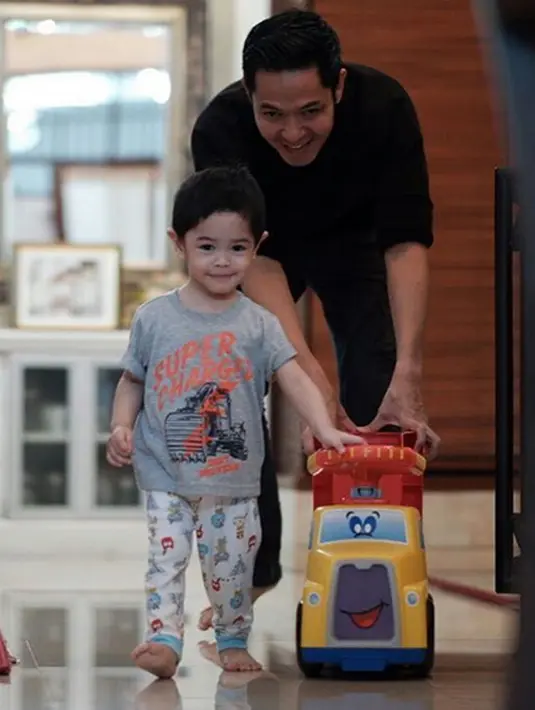 Ayah dari Muhammad Dirgantara Ariendra Harlino itu berpesan kepada para ayah-ayah muda. Meski ditengah kesibukannya, agar selalu memberi perhatian pada buah hatinya. (Instagram/dude2harlino)