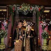 Gibran Rakabuming Raka dan Selvi Ananda tampil elegance dengan busana serba hitam.(Galih W. Satria/bintang.com)