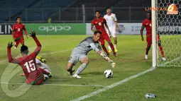 Penjaga gawang Indonesia, I Made Wirawan tampil gemilang menjadi benteng terakhir pertahanan Indonesia (Liputan6.com/Helmi Fithriansyah)