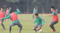 Pemain Timnas Indonesia U-19, Witan Sulaiman (tengah) berlatih bersama rekan-rekannya di di Stadion UNY, Selasa (26/6/2018). (Bola.com/Ronald Seger Prabowo)