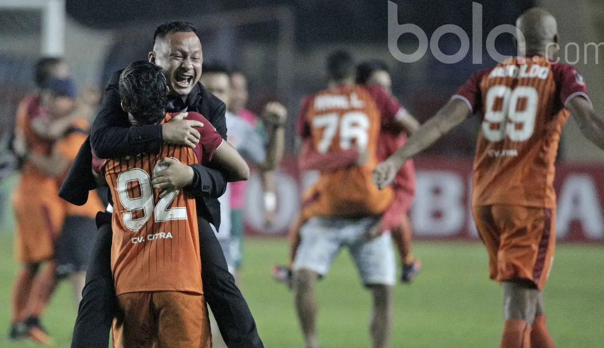 Selebrasi Ricky Nelson pelatih Pusamania Borneo FC setelah menang melalui adu penalti melawan Persib Bandung di Stadion Si Jalak Harupat, Soreang Jawa Barat,  Minggu (5/3/2017).  (Bola.com/Peksi Cahyo)