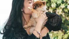 Nama Jesselyn Lauwreen kini sedang menjadi pusat perhatian publik. Finalis MasterChef Indonesia season 8 ini gaya penampilannya selalu jadi sorotan. Termasuk saat ia tidak memasak di dapur dan memilih untuk bersantai dengan anjing peliharaannya. (Liputan6.com/IG/@jesselyn.mci8)