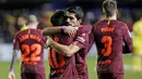 Striker Barcelona, Lionel Messi dan Luis Suarez, berpelukan usai berhasil membobol gawang Villarreal pada laga La Liga, di Stadion De La Cerramica, Minggu (10/12/2017). Barcelona menang 2-0 atas Villarreal. (AP/Alberto Saiz)