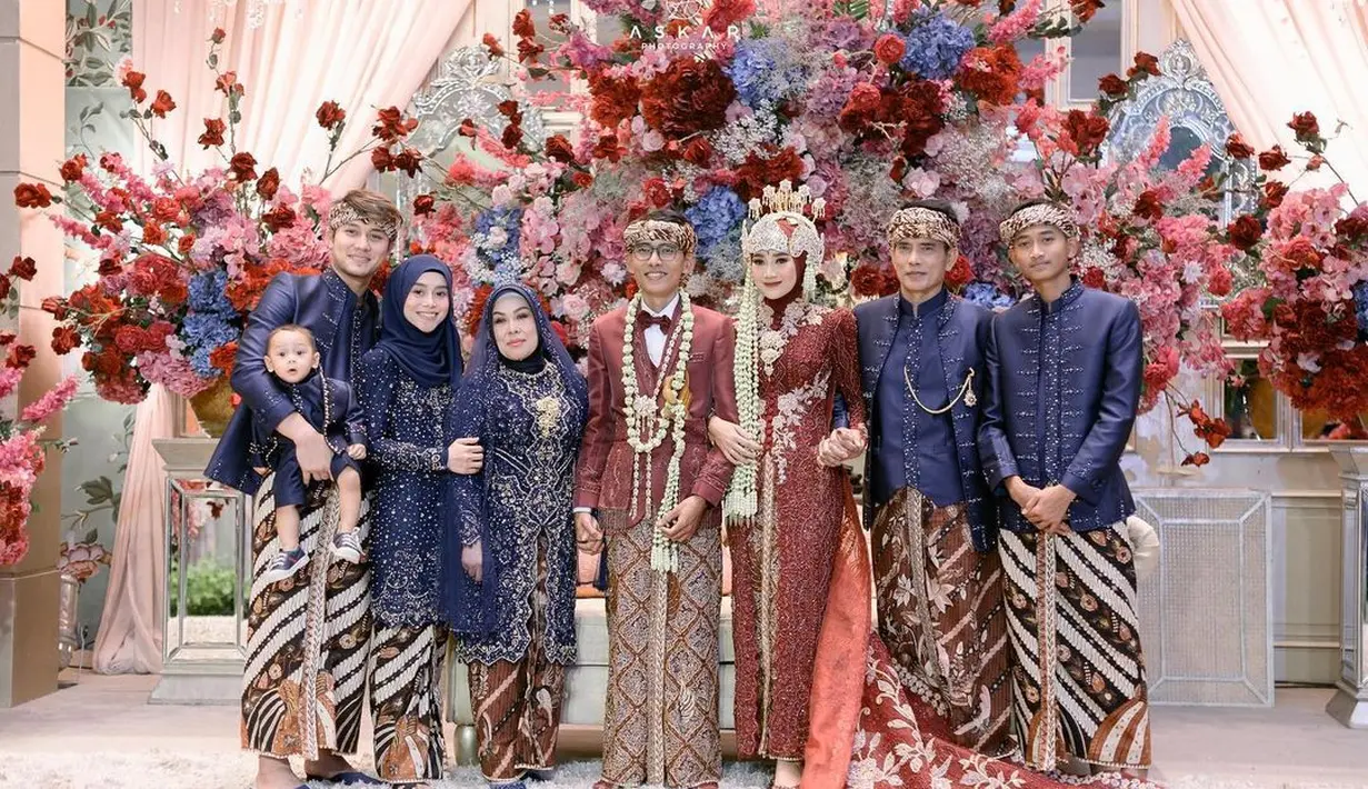 Tubuhnya disebut makin langsing, apalagi mengenakan kebaya yang fit di badan. [Instagram @lestikejora]