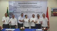 Direktur Utama Perseroan Lukman Hidayat berfoto bersama dengan Menteri BUMN Rini M Soemarno, Direktur Utama KAI Edi Sukmoro, beserta jajaran direksi lainnya usai tandatangani kerjasama pembangunan kawasan hunian Stasiun Juanda.