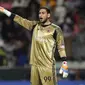 Keberhasilan Gianluigi Donnarumma meraih trofi perdana saat berusia 17 tahun menjadi catatan istimewa. Kiper dengan tinggi 196 cm itu berhasil melampaui Gianluigi Buffon yang baru bisa meraih trofi perdana saat berusia 21 tahun. (AFP/ Karim Jaafar)