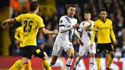 Bek Dortmund, Sokratis, berusaha menahan laju gelandang Tottenham, Dele Alli, pada laga leg kedua babak 16 besar Liga Europa di Stadion White Hart Lane, Inggris, Jumat (18/3/2016) dini hari WIB. (AFP/Ben Stansall)