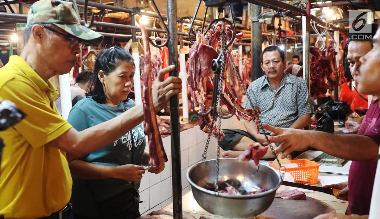 Transaksi jual beli daging di Pasar Senen, Jakarta, Kamis (22/6). Harga daging sapi segar diprediksi dapat melonjak hingga Rp 150.000 per kilogram sampai menjelang Lebaran 2017. (Liputan6.com/Angga Yuniar)