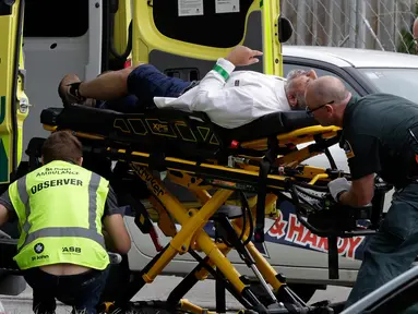 Petugas medis membawa seorang korban penembakan di Masjid Al Noor, Christchurch, Selandia Baru, Jumat (15/3). Penembakan terjadi saat jemaah tengah menjalankan ibadah salat Jumat. (AP Photo/Mark Baker)