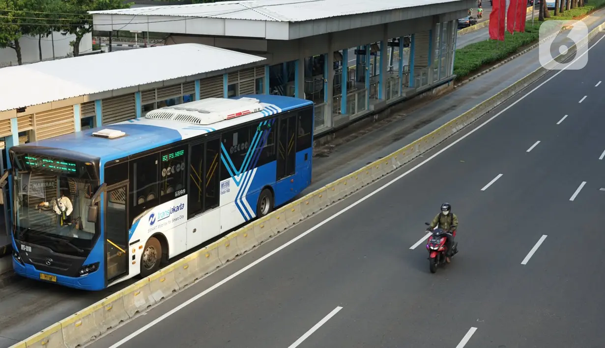 Kendaraan melintasi Jalan MH Thamrin, Jakarta, Senin (24/5/2020). Kepala Dinas Perhubungan Provinsi DKI Jakarta Syafrin Liputo mengungkapkan kebijakan ganjil genap terhadap sepeda motor belum akan diterapkan dan hanya berlaku bagi kendaraan roda empat. (Liputan6.com/Immanuel Antonius)