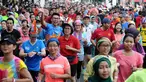 Peserta ToleRun 2016 melambaikan tangan saat memulai lari di Jalan Jend Sudirman, Jakarta, Minggu (20/11). Diikuti ratusan peserta, ToleRun 2016 mengambil tema Bergerak untuk Bhinneka Tunggal Ika. (Liputan6.com/Helmi Fithriansyah)